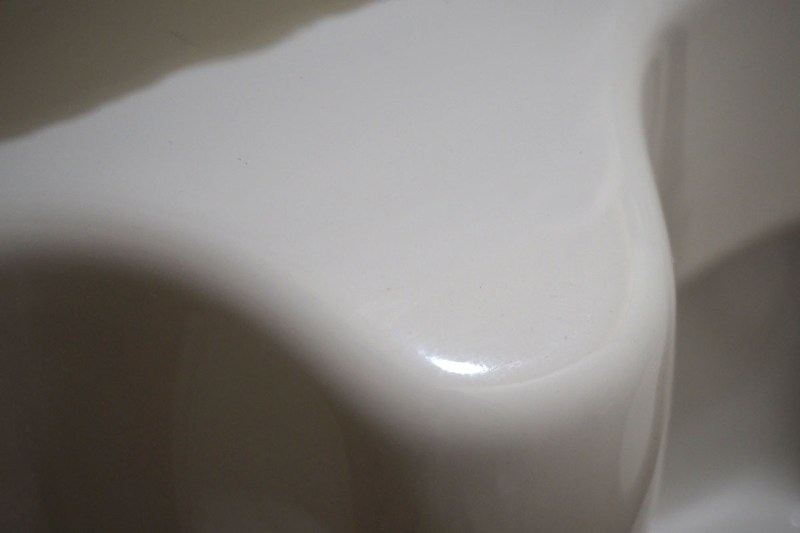 手荒い用蛇口の上部で、この真上に手を拭くタオルがあります。ピンクに見える点々は全て汚れ。手を拭いた飛沫がここに落ちているものと思われます。