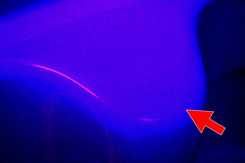 手荒い用蛇口の上部で、この真上に手を拭くタオルがあります。ピンクに見える点々は全て汚れ。手を拭いた飛沫がここに落ちているものと思われます。