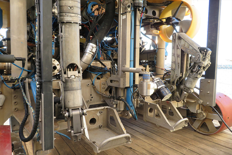 2つのアームでケーブルなどを掴む