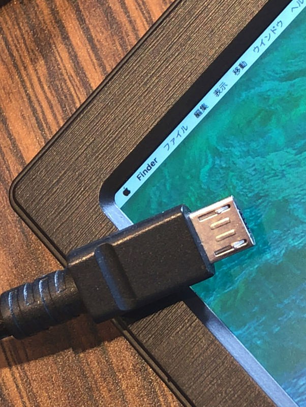 最高解像度にした時のメニューバーの拡大写真。一緒に写っているのはmicroUSBコネクタ。実用的ではないので解像度を落として使っている
