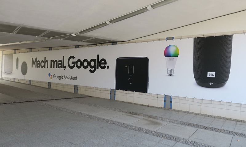 駅からmesse Berlinに入っていく通路にもGoogle Assistantの横断幕が掲げられていた
