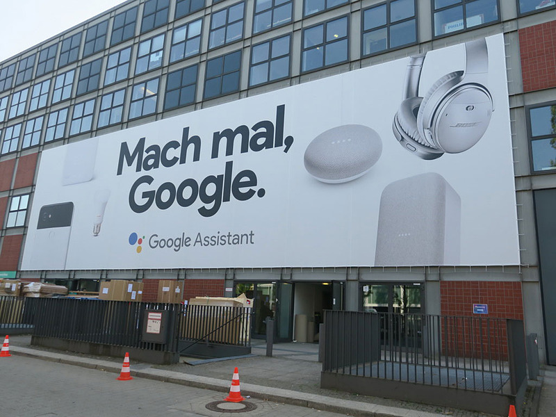 会場内の建物もいくつもGoogle Assistantの広告が掲げられていた