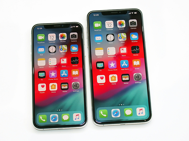 左がiPhone XSで右がiPhone XS Max