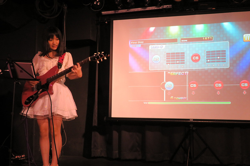 ギターを始めて1カ月というタレントの前野えま（ミラクルキャンディーベリー＋）