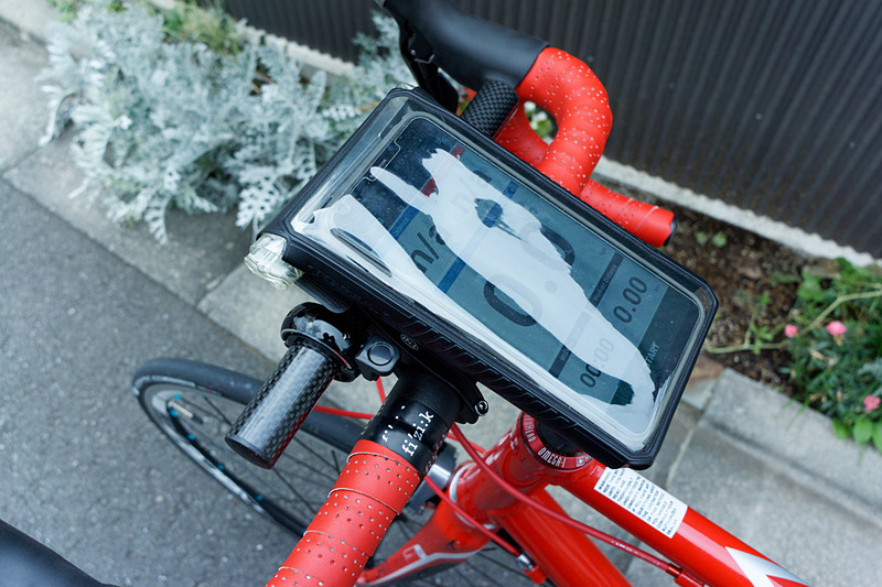 スマートフォンは防水ホルダーにセット