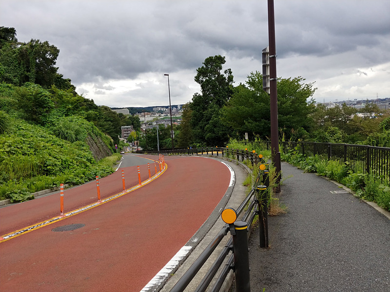 中間地点。このあたりで「登らなきゃ良かった」という後悔の念を強くする