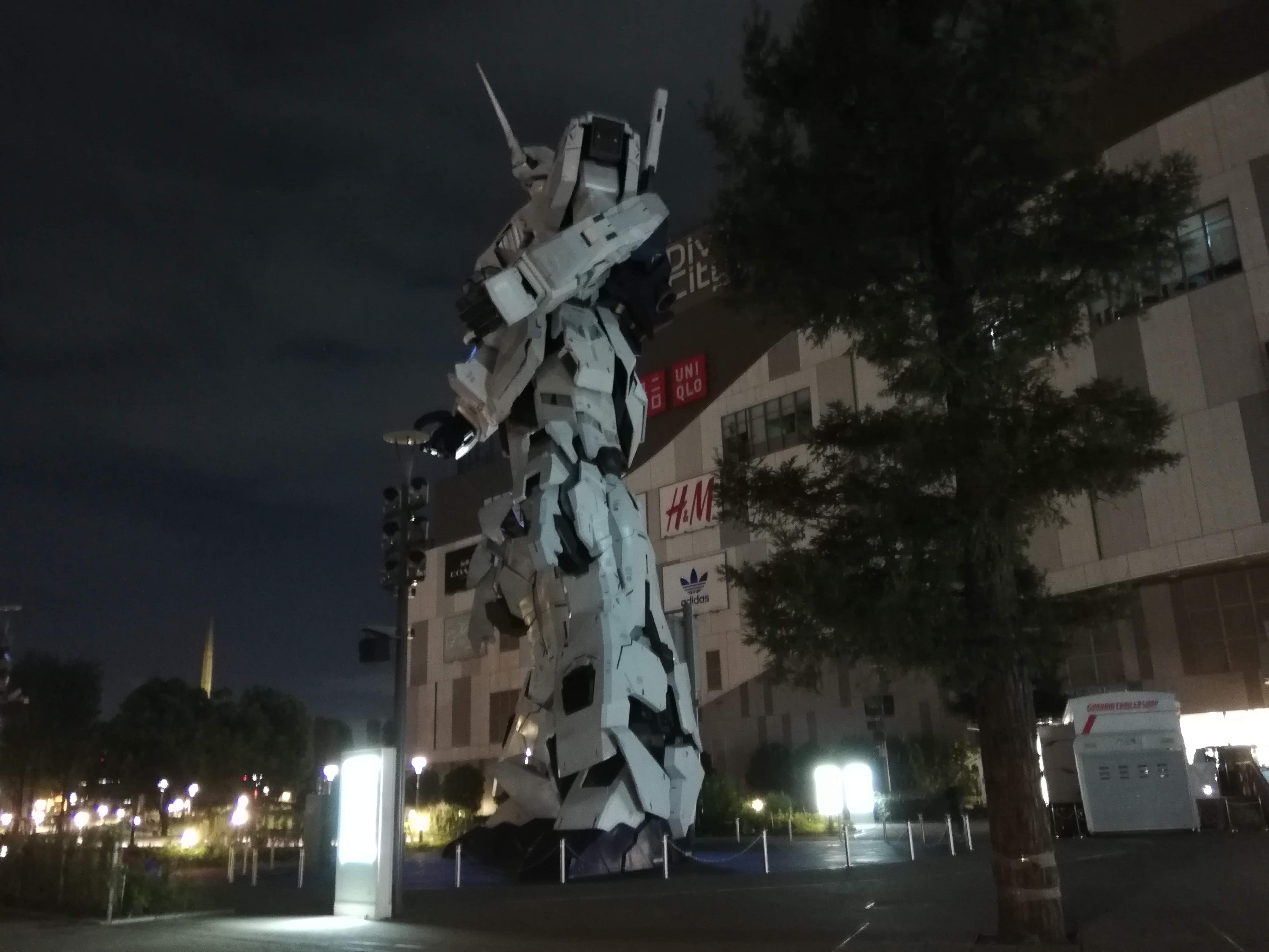 F2.2、約1秒、ISO 800。暗いし、ブレ以前にピントの合いかたが甘い