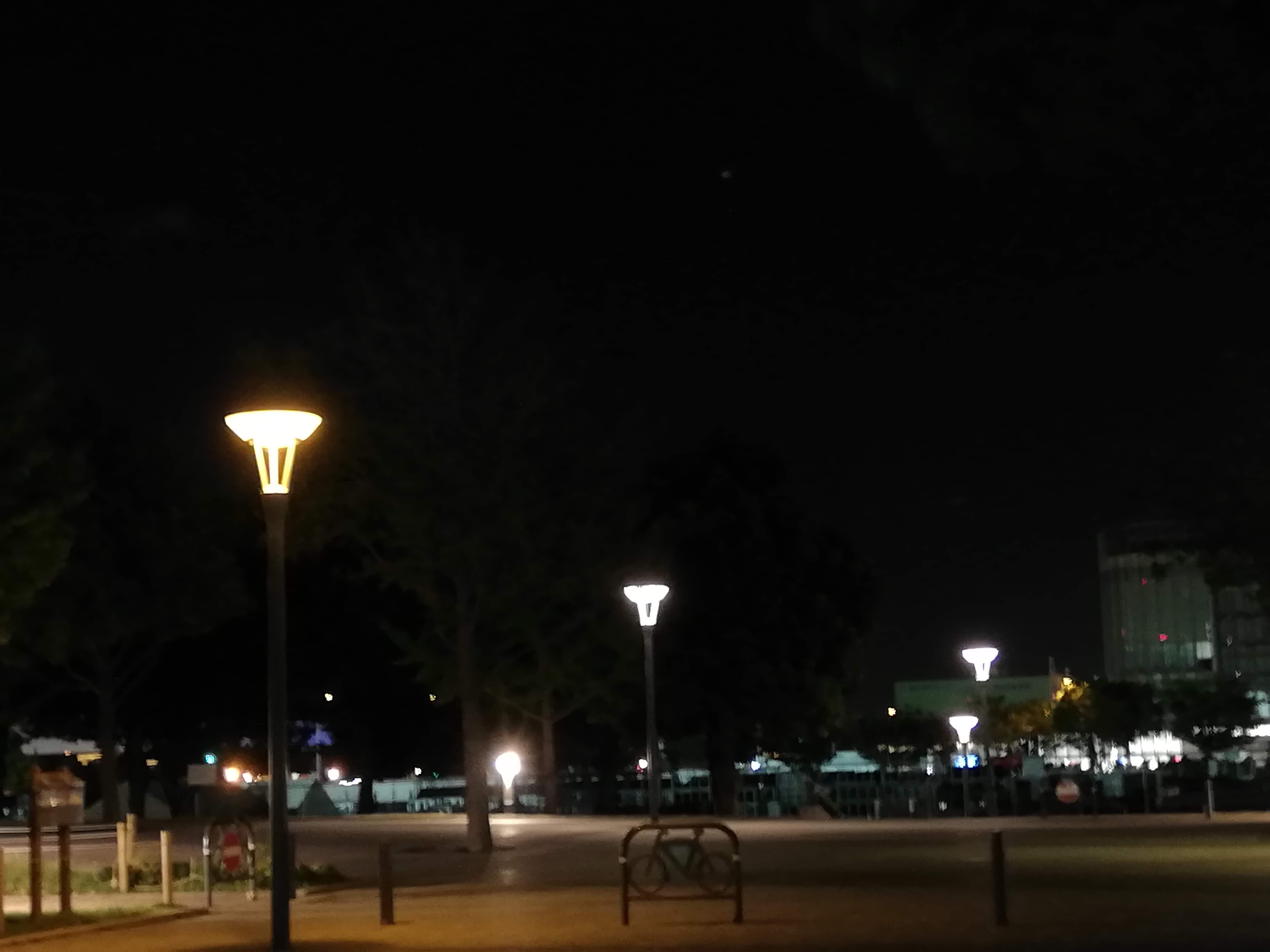 F2.2約1秒、ISO 200。ぼんやりしている