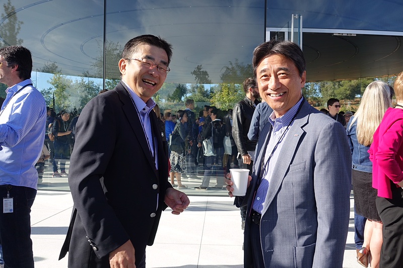 KDDIの高橋誠社長（左）とNTTドコモの吉澤和弘社長（右）