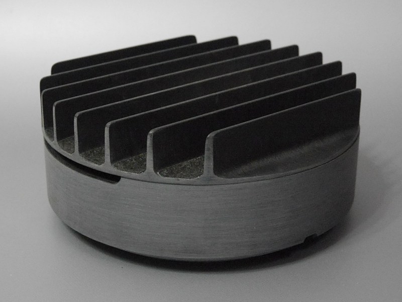 製品本体。円形のベース部の上に、スリットがついたフタがかぶさった構造