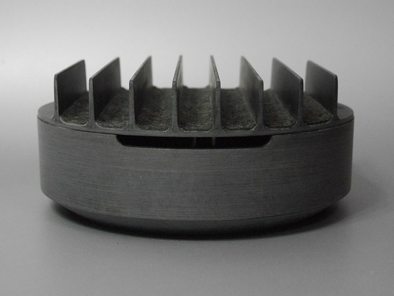 最大7台のデバイスを立てられる。スリットの幅は19mmとかなり広い