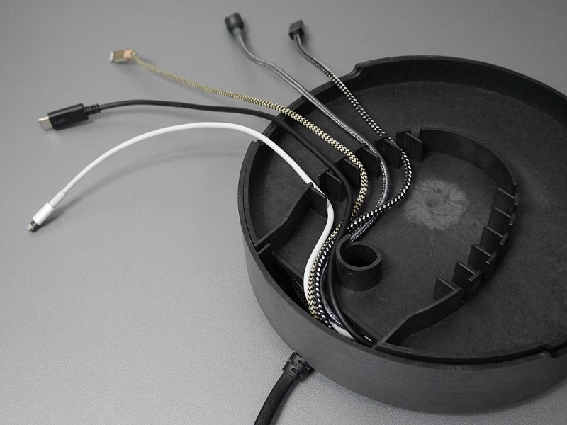 三層構造になった真ん中のトレイ部から、スリットに沿ってケーブルを外に引き出す