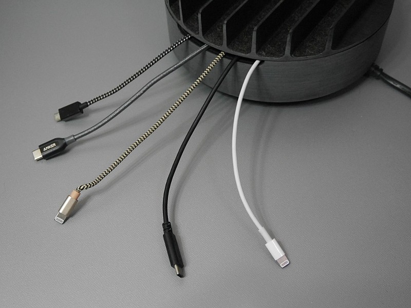 ケーブルを引き出した状態。内部で巻き取ったことで外部に露出する長さが等しくなっている