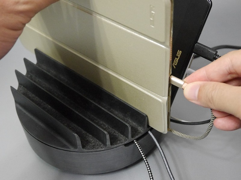 上部に立てたデバイスにケーブルを接続して充電を行う