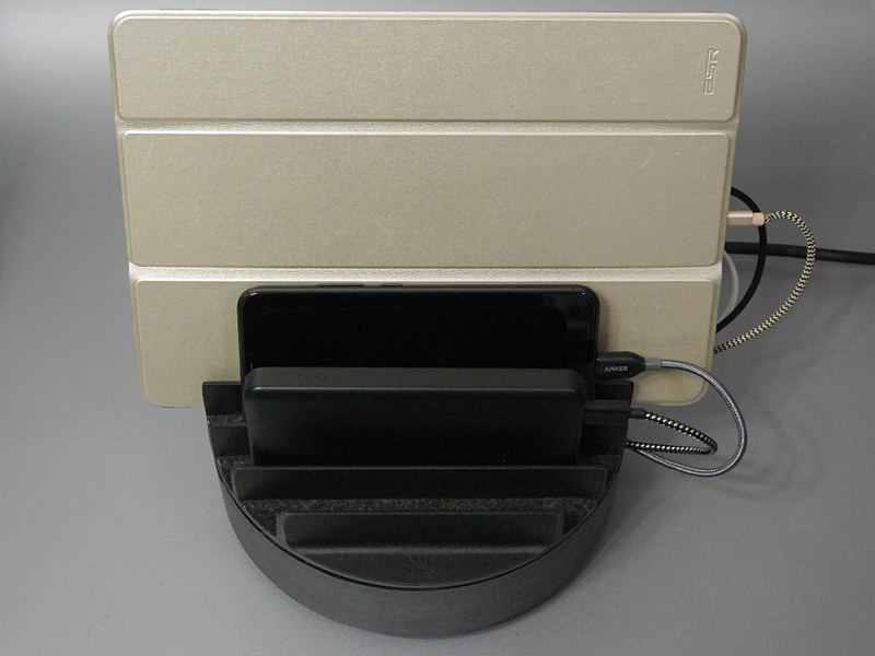 サイズが大きいデバイスを中央寄りに、その両脇にスマホなどを立てるとバランスがよい