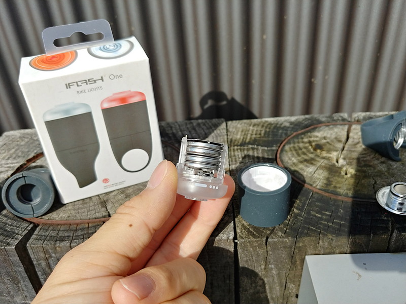 内部にはリチウム電池が4つ。小さいスイッチで点滅・点灯を切り替えられる