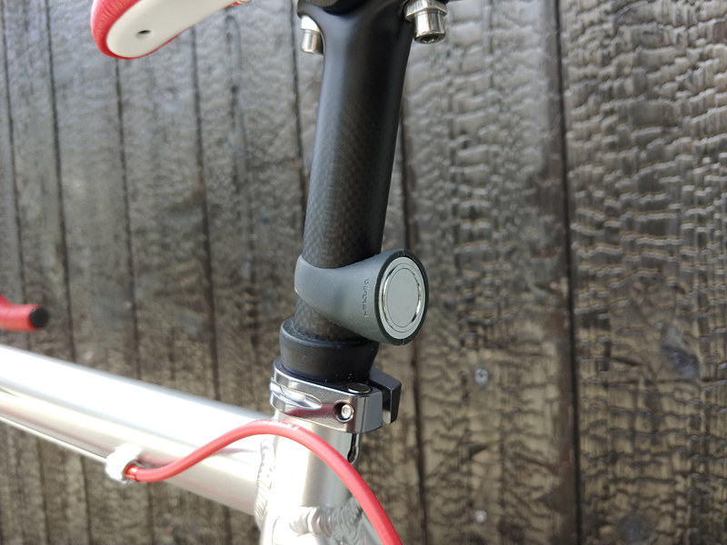 そこにマグネットパーツを押し込む。これで土台が完成