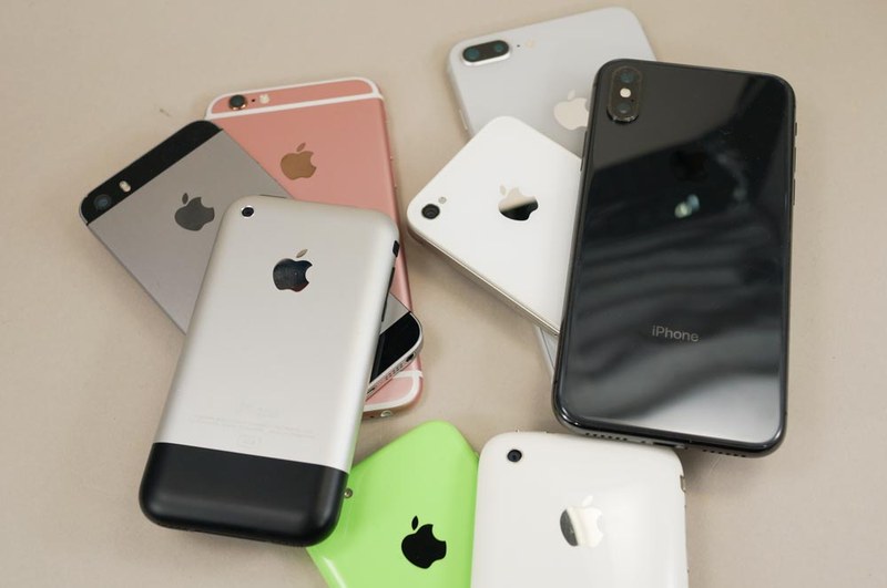 ガラス、金属、プラスチックと、いろいろなデザインのiPhoneが存在した