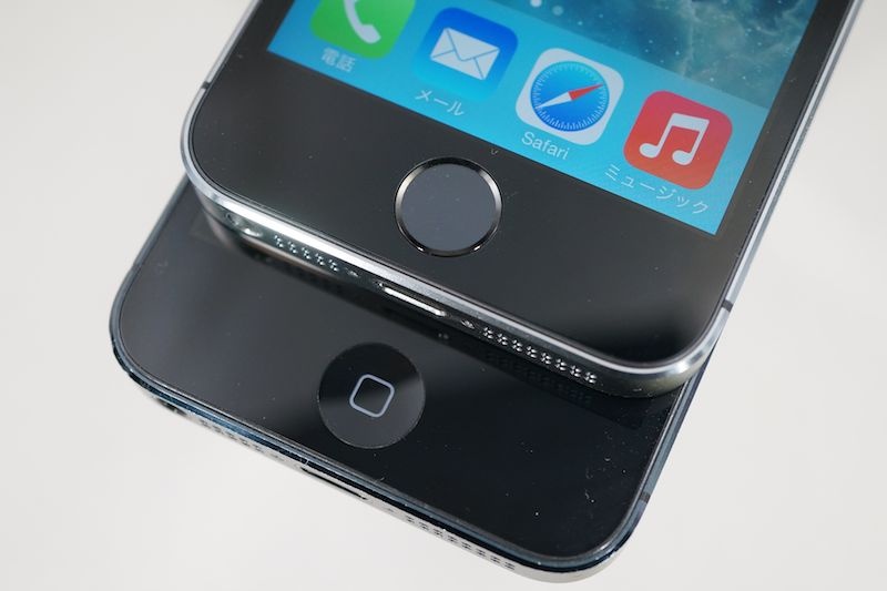 指紋認証センサー「Touch ID」を兼ねるホームボタンを搭載したiPhone 5s（上）と、押下するタイプのホームボタンを搭載するiPhone 5（下）