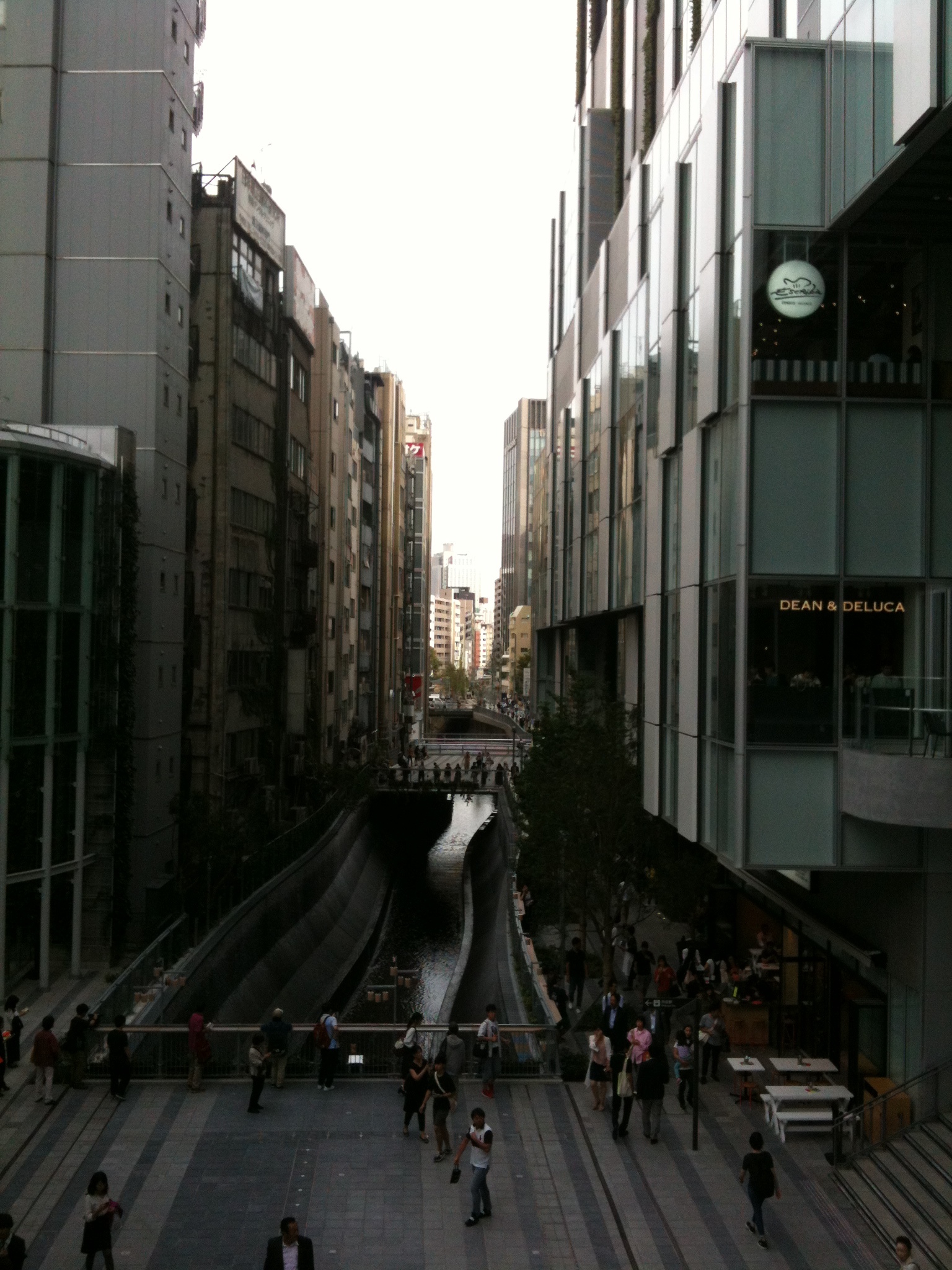 iPhone 3GS。解像度は2MPから3MPに増え、AF対応したが、暗い場所が潰れている