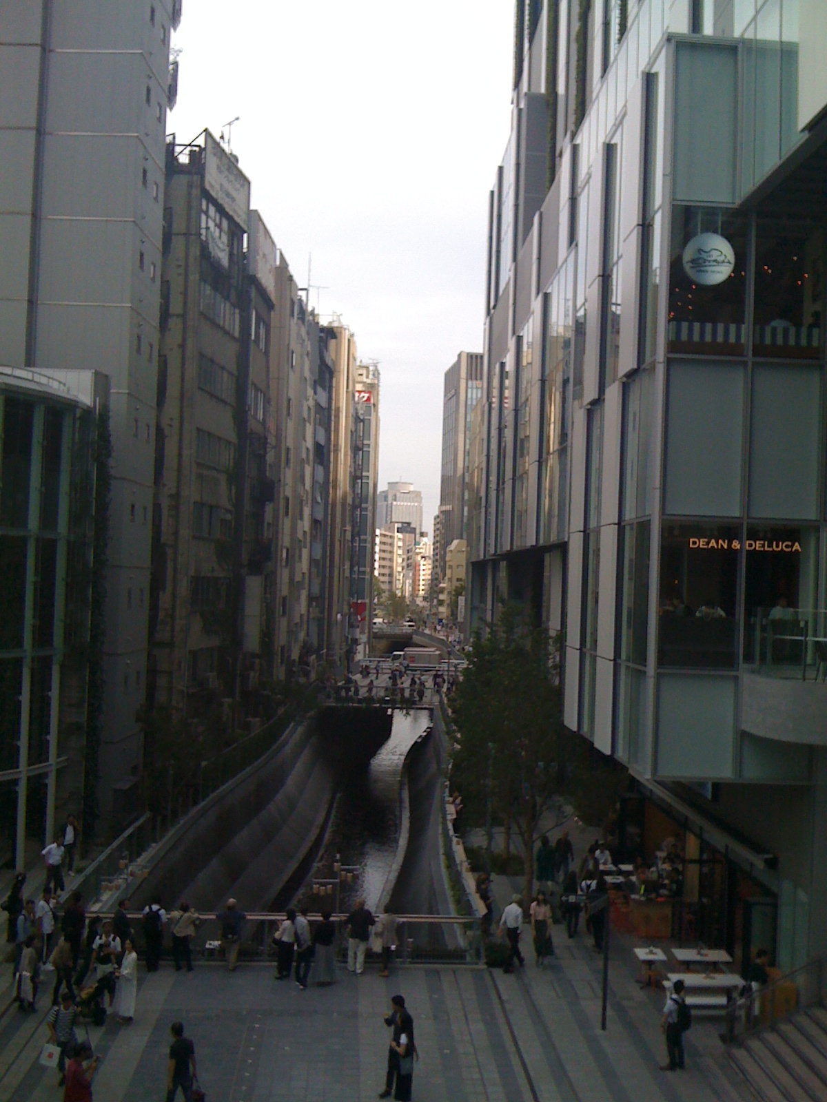 iPhone 3G。屋外風景は不得意ではないが、ディティールはかなり弱い