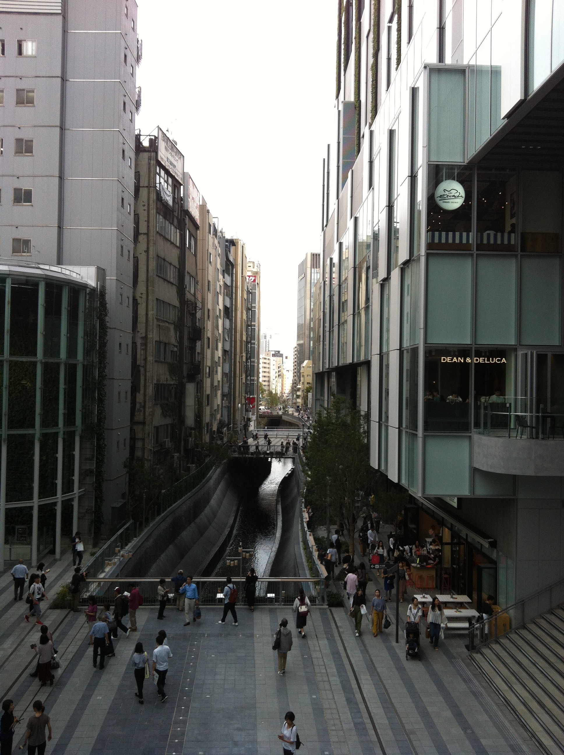 iPhone 4。裏面照射採用により暗い場所に強くなった。解像度は5MP