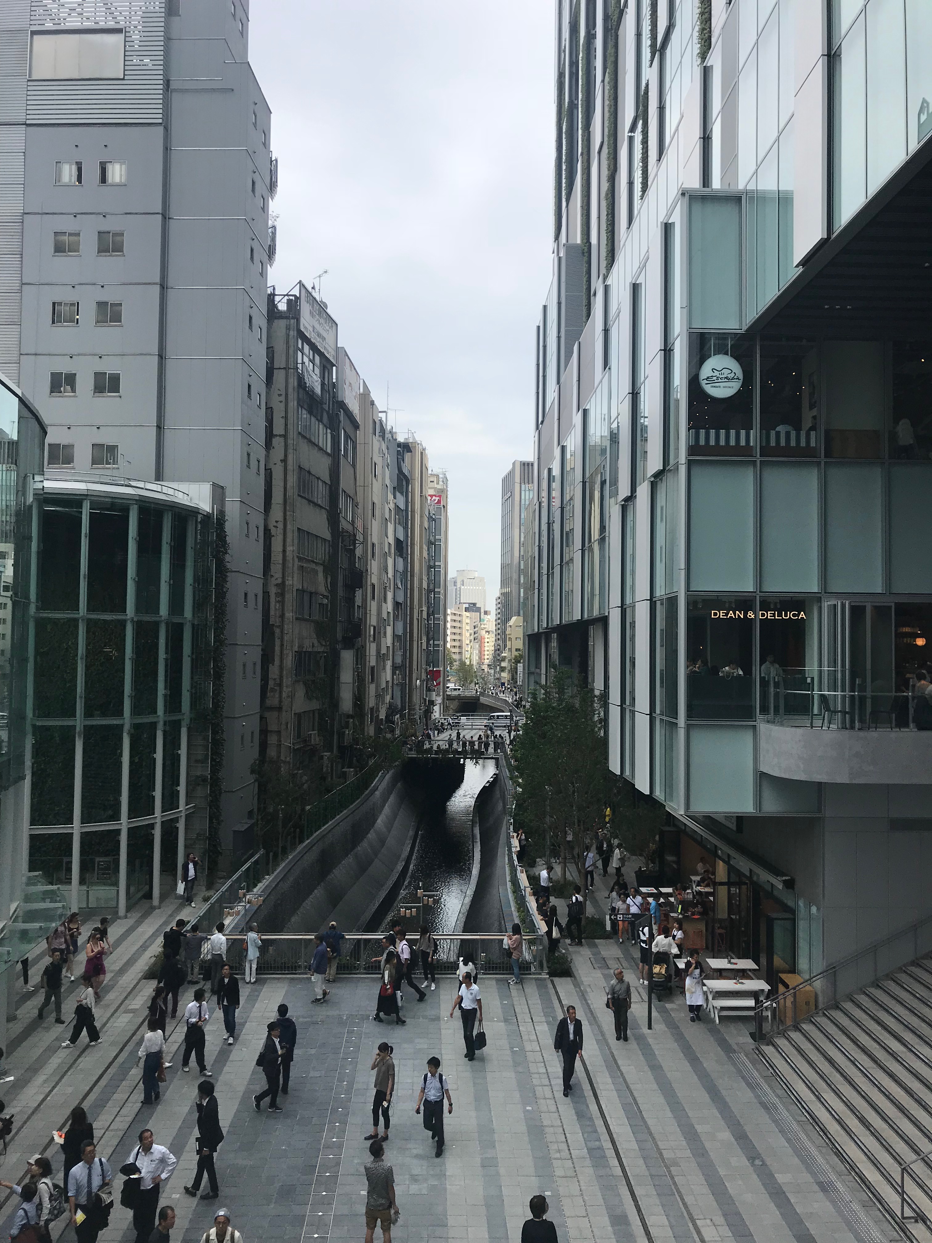 iPhone 7。この世代からレンズがf/2.2からf/1.8と明るくなっているが、6sとの差は露出補正の差だろう