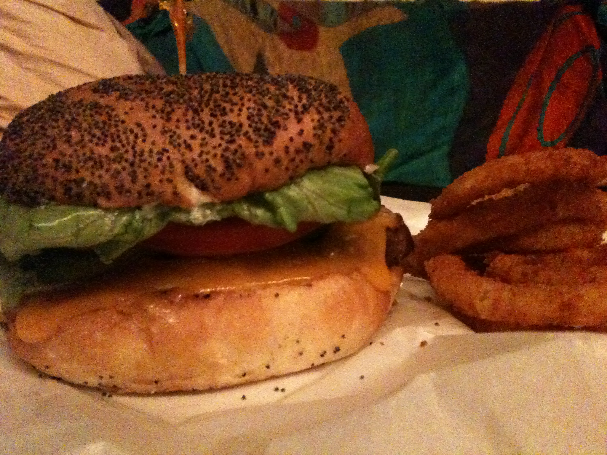 iPhone 3GS。色味は一気に改善したが、まだまだノイズだらけだ。なお、この世代までは画角がやや狭い