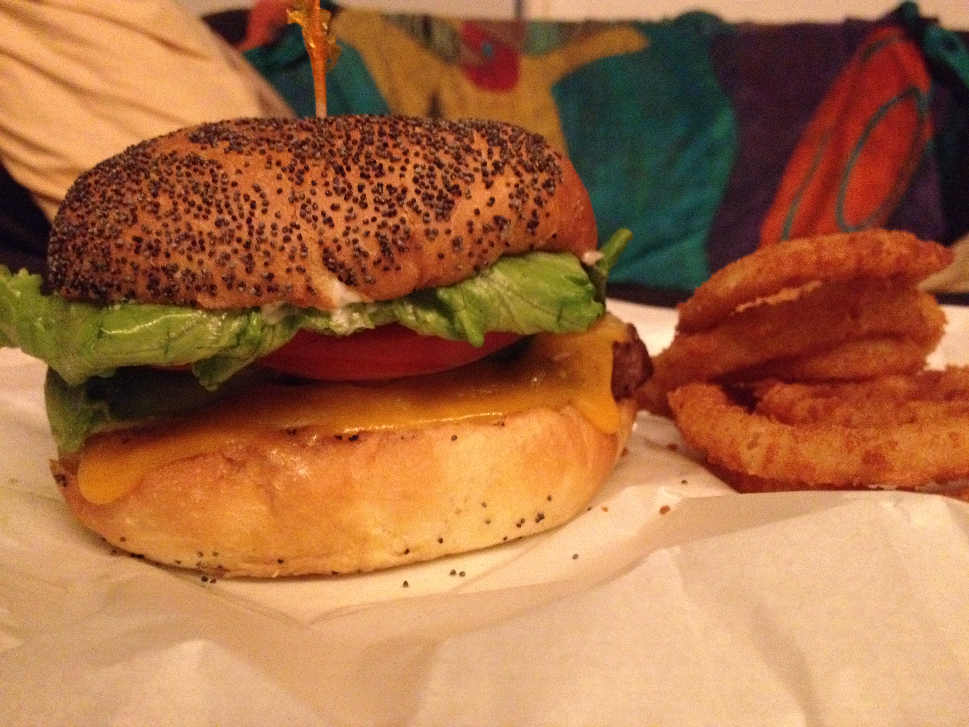 iPhone 4S。色味もノイズも一気に改善され、バンズ表面の質感も伝わるディティールが残り、メシマズ写真を脱した