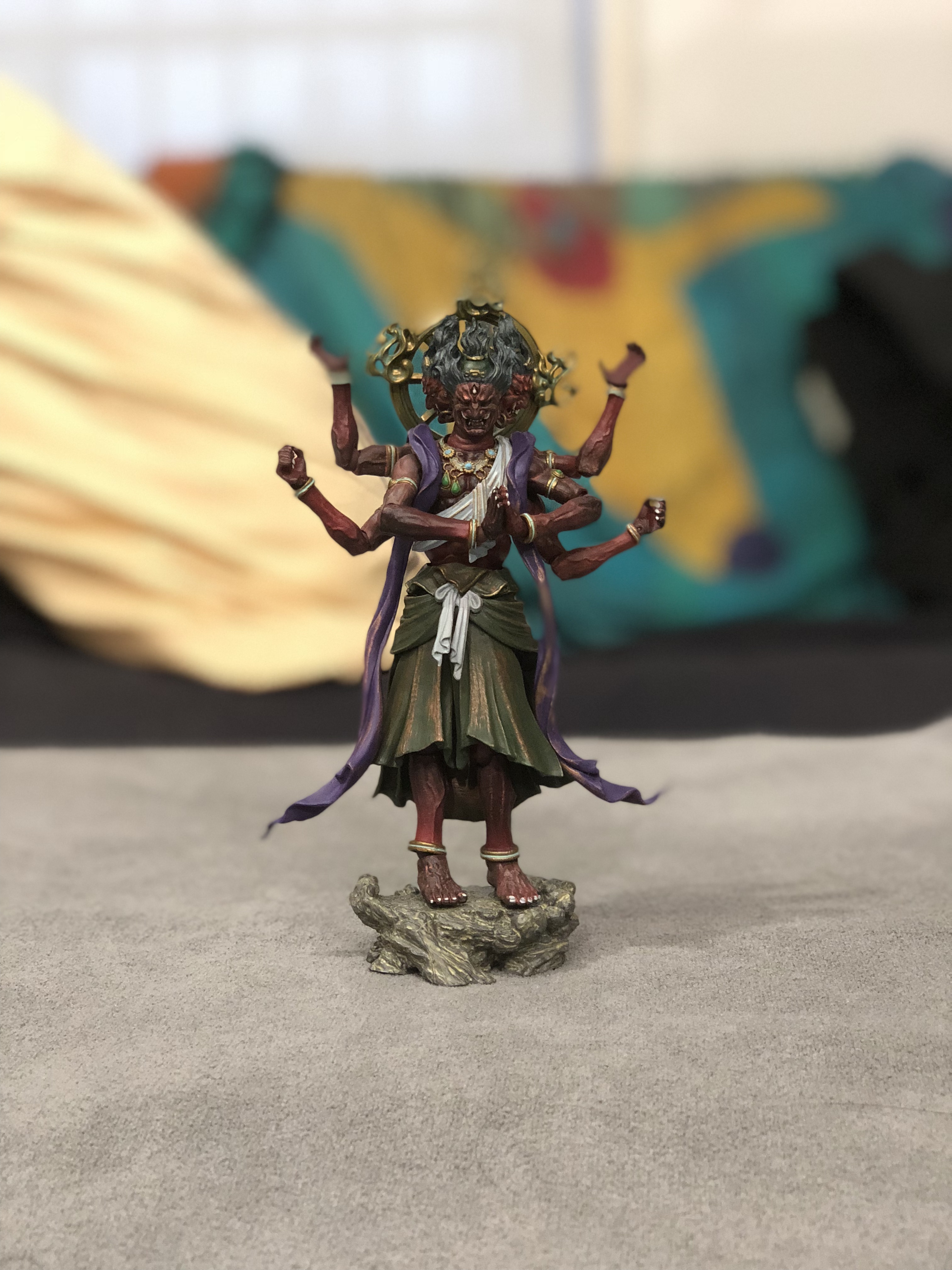 iPhone Xのポートレートモード。こちらも被写体の切り出しが甘めで、頭の後ろの装飾っぽいナンカが一部背景扱いされている