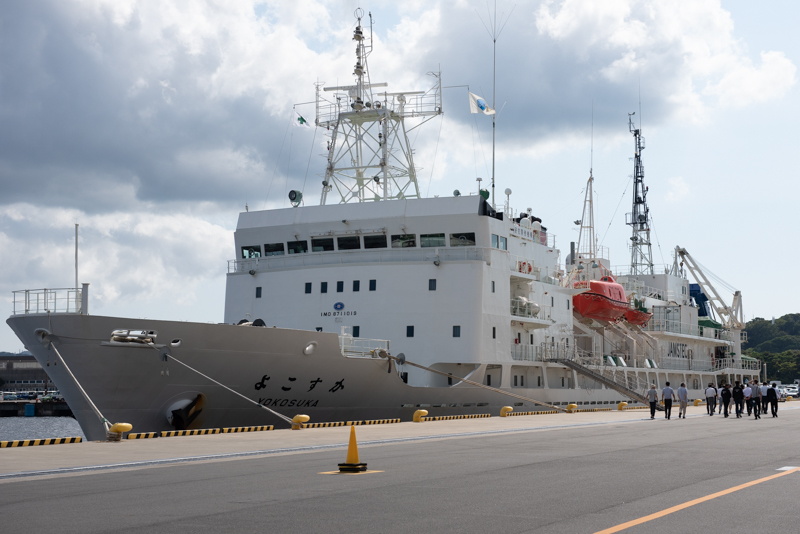 試験潜行で使用される潜水調査船支援母船「よこすか」