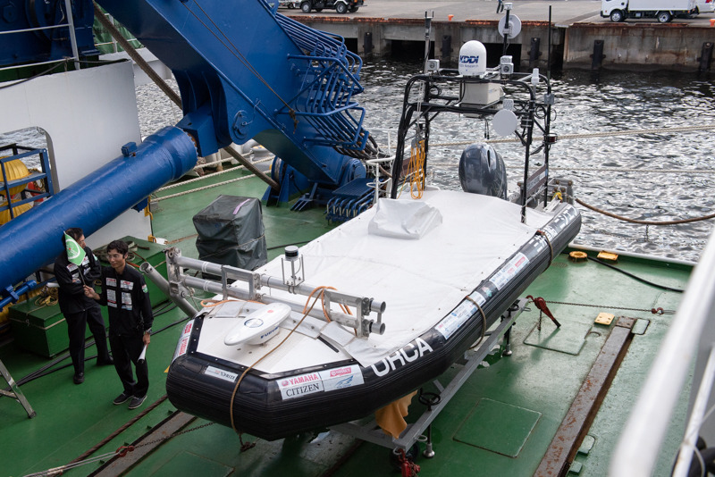 目標海域までAUVを曳航していくASV（洋上中継機）。こちらも無人