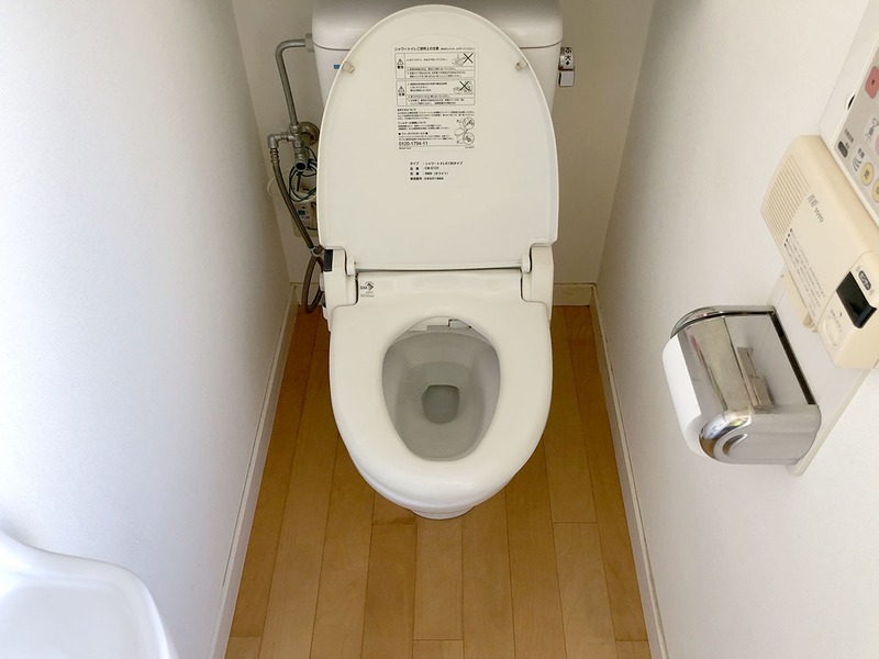 交換前の故障している温水洗浄便座。掃除熱心なので18年モノのトイレですがけっこうキレイです。