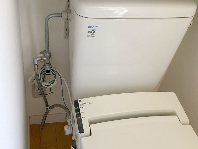使用中のタンクや便器はINAXブランド品。現在のINAXはLIXILのいちブランドで、大雑把にはINAXもLIXILも同系列ブランドと言えます。同じブランドの製品なら、取り付け時の互換性もより高いかな～という期待もあり、新しい温水洗浄便座はLIXIL製品にしました。この、壁の水栓・水タンク・温水洗浄便座をつなぐ配水部分が、施工のキモだと思います。ここが巧く行けば9割方OKなのでは、と。