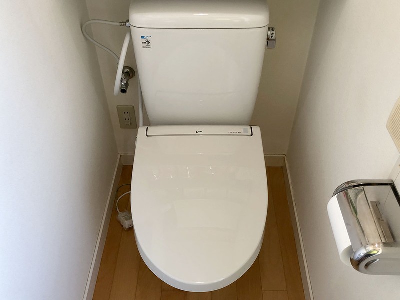 アダプター取り付け後、そこに新しい温水洗浄便座をセットして、一応は施工完了。あとは電源を入れて試運転するだけ。試運転後、しばらく水漏れなどがないか様子見。問題なければ、元の快適な温水洗浄便座生活が戻ったというわけです。