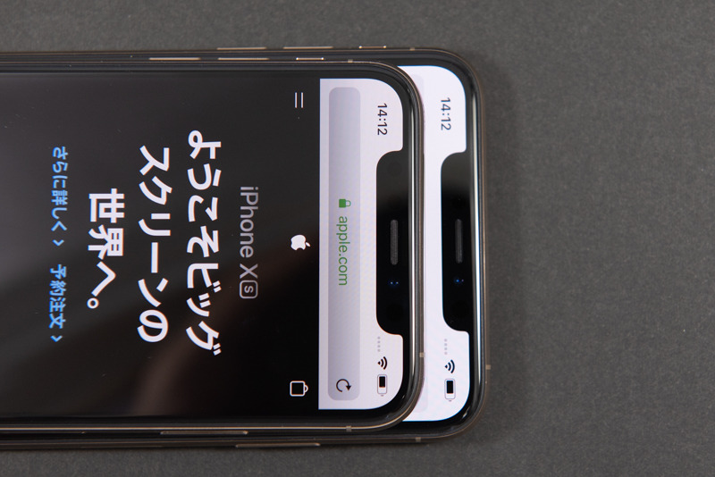 上がiPhone XS、下がiPhone XS Max