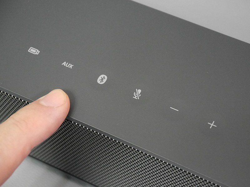 天板にある6つのアイコンのうち右4つが、タッチ式のボタン。左から順に、Bluetoothペアリングボタン、ミュート、音量小、音量大