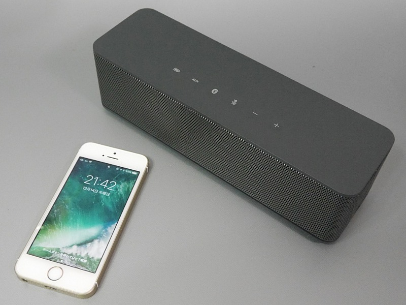 iPhone SEとのサイズ比較。コンパクトながら出力はパワフルで、スマホ用の外部スピーカーとしてもおすすめできる