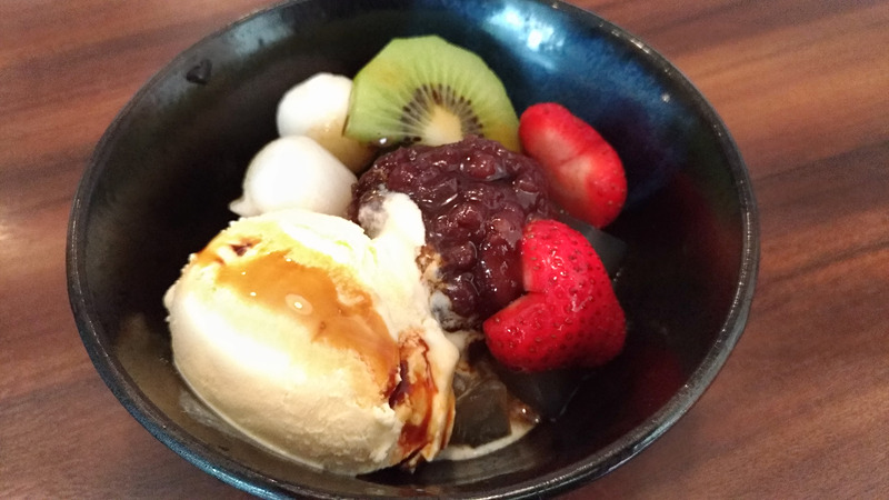 ファミレスのみつ豆。店内だと光源が弱いので、効果は薄いように感じる。