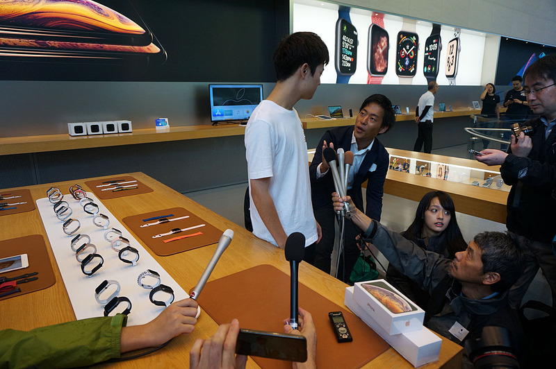 この日最初にiPhoneを受け取った男性