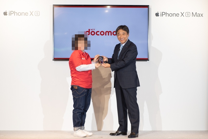 吉澤社長が予約したユーザーにiPhone XSを手渡した