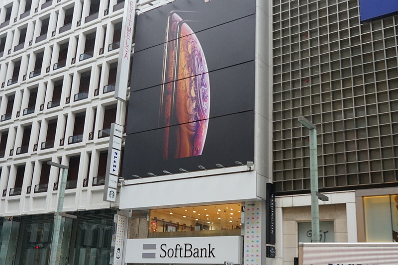 ソフトバンク銀座の看板上にはiPhoneの巨大広告が登場