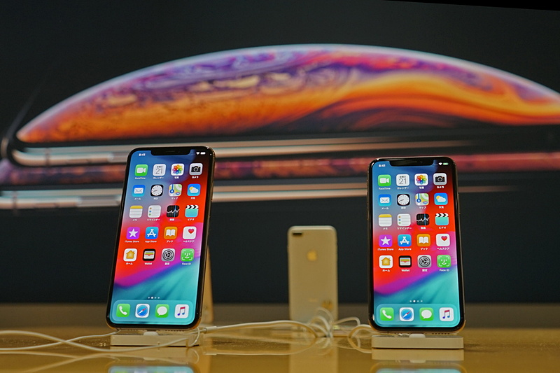 iPhone XS Max（左）とiPhone XS