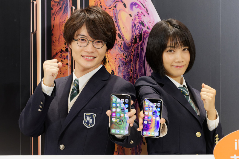 「au SHINJUKU」に「意識高すぎ！高杉くん」の神木さんと松本さんが登場