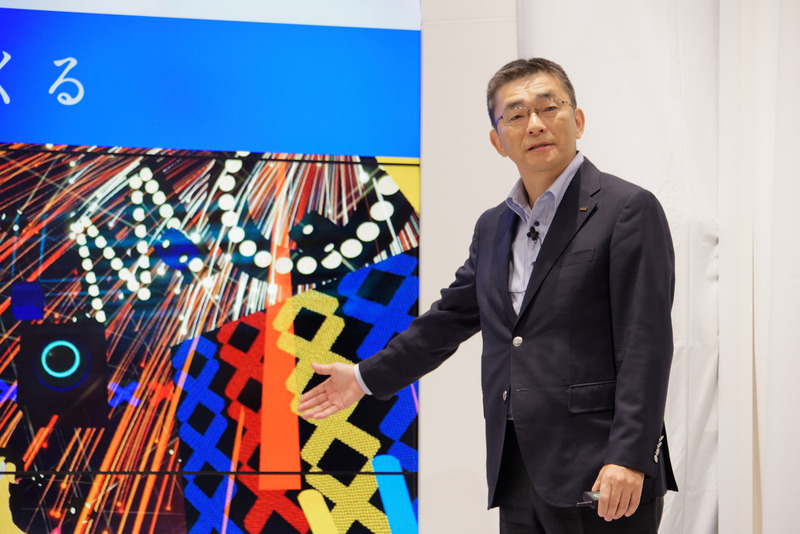 イベントの冒頭で登壇し、iPhone XS/XS Maxの新機能や同社の新サービスを紹介したKDDI代表取締役社長の高橋誠氏
