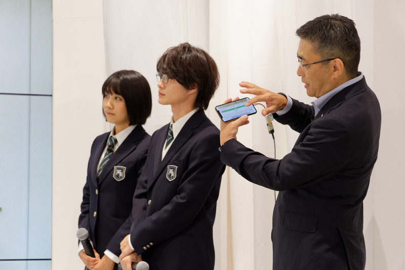 「インテリア AR 体験特集」のデモをする高橋氏