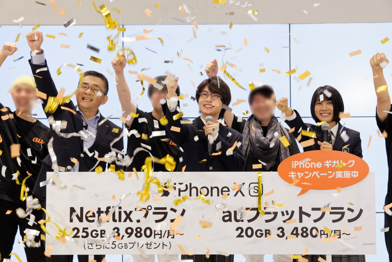 iPhone XS/XS Maxの販売開始となる午前8時、全員のかけ声でその瞬間を祝った