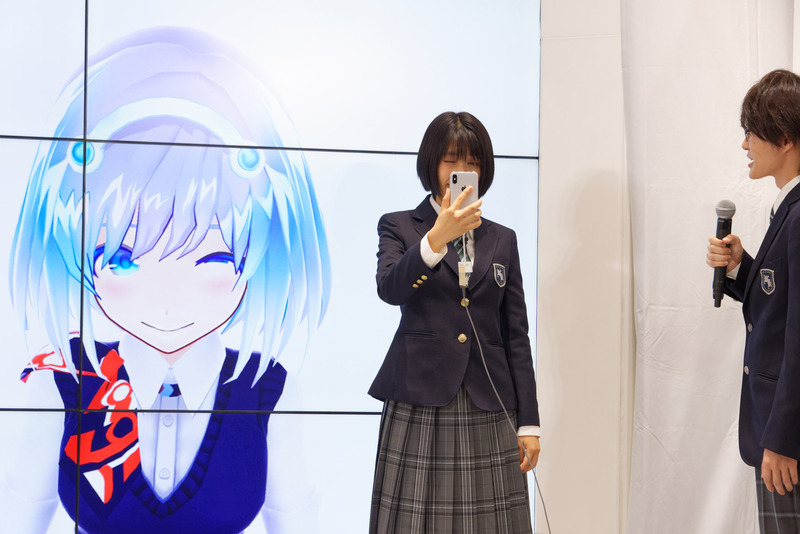 「ウィンクしてみて！ すごい！ まるで松本さんそのものみたいだ」のセリフに、松本さんは「私じゃないよ」と冷めたツッコミ