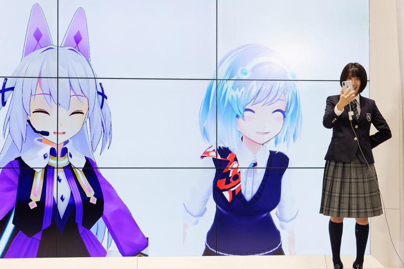 「レナ（キャラ名）です、こんにちは。朝ご飯は、フルーツを食べました」などとアニメ風の声色で演じた松本さん