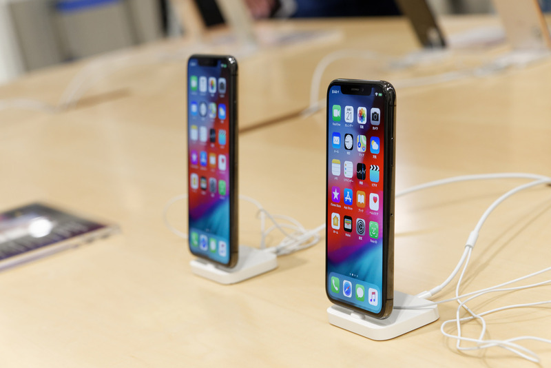 au SHINJUKU 2階で展示されているiPhone XS/XS Max